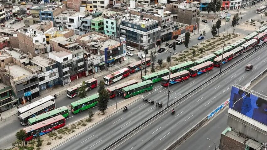  Transportistas peruanos extienden paro en Lima y Callao