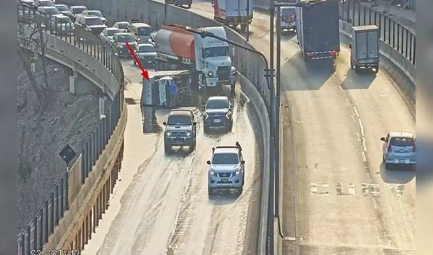  Accidente en la Vía Expresa Línea Amarilla: cierre temporal por volcadura de camión