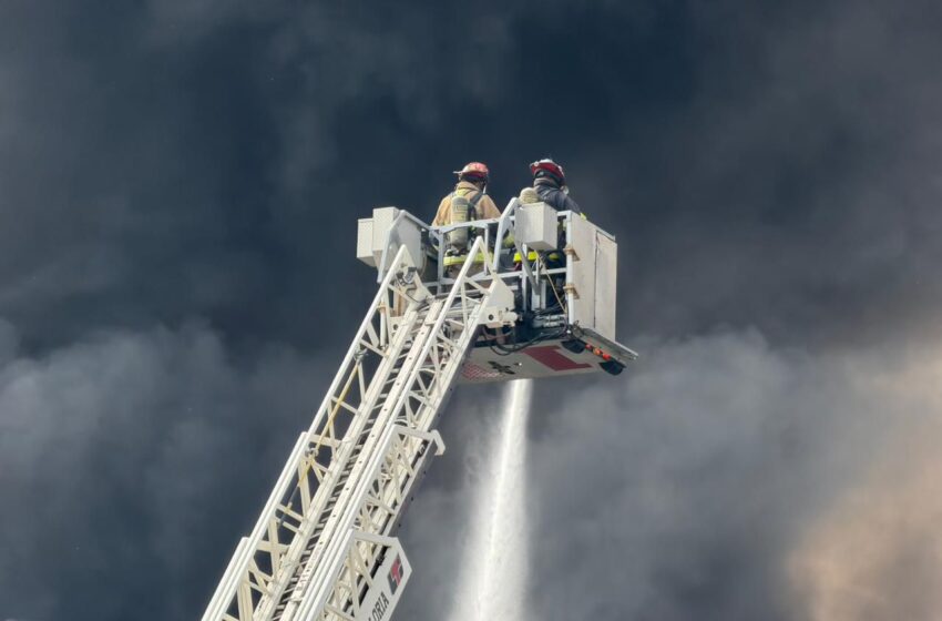  Voraz incendio en Ate Vitarte genera alarma: fuego consume almacén de plástico cerca de un grifo
