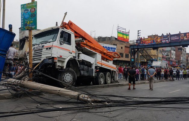 Camión concretero derriba poste cerca a Real Plaza Puruchuco